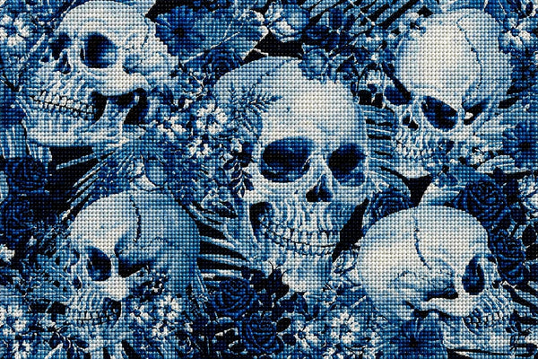 Diamond Painting mit fünf blauen Totenköpfen zwischen Rosen und Blüten. Mockup.