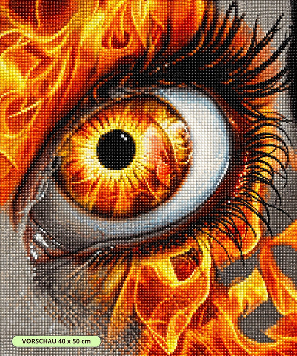 Diamond Painting eines menschlichen Auges mit brennender Iris umgeben von lodernden Flammen auf dunklem Grund. 
Mockup.