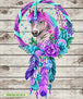 Diamond Painting eines Traumfängers mit einem Einhornkopf in der Mitte, verziert mit violetten Federn und Blumen. Mockup.