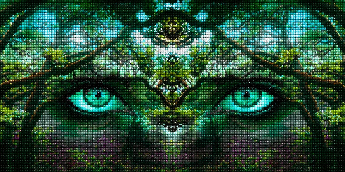 Diamond Painting mit mystischem Waldgeist aus Bäumen und leuchtend smaragdgrünen Augen. Mockup.