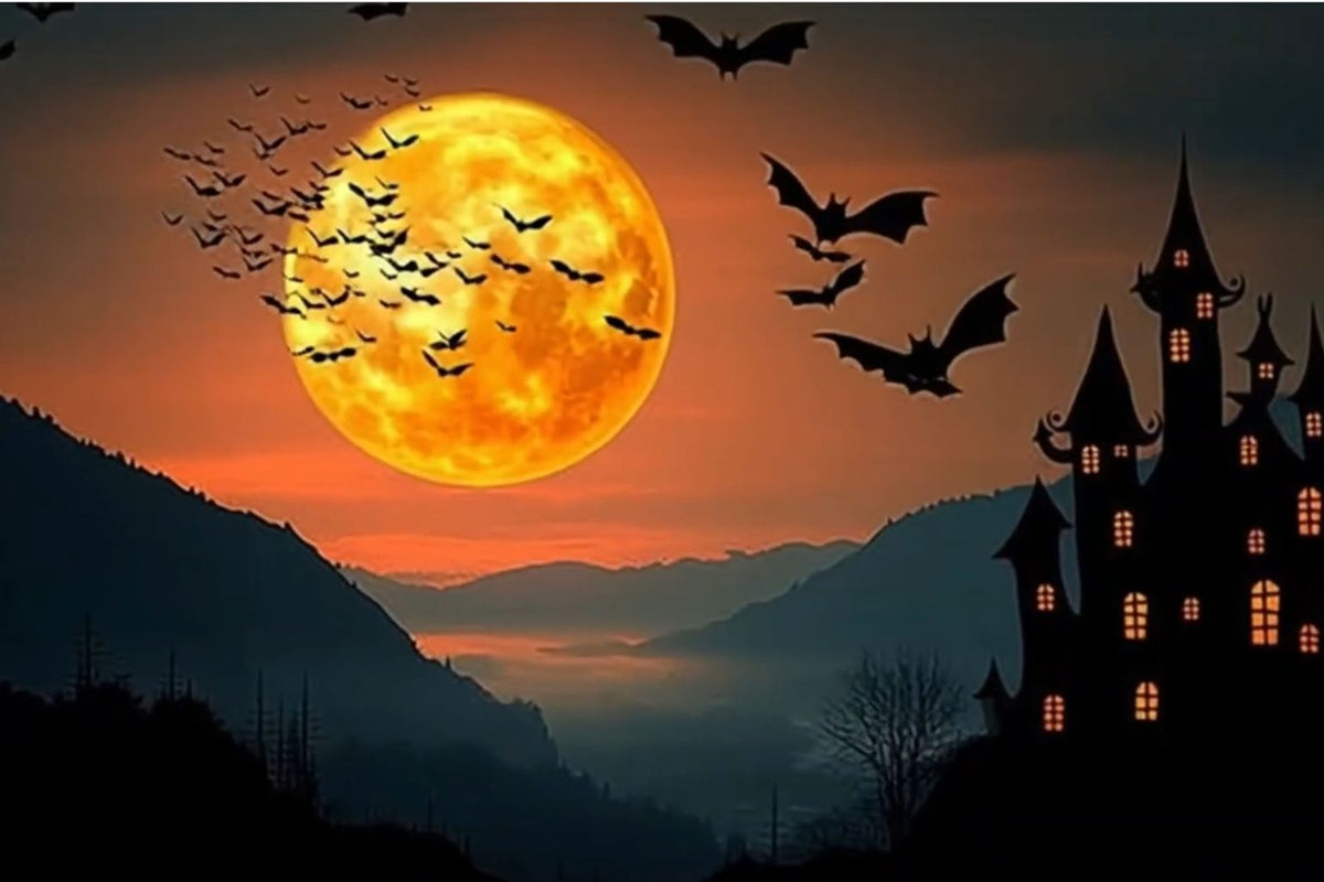 Diamond Painting mit schwarzem Spukschloss, orangefarbenem Vollmond und fliegenden Fledermäusen.