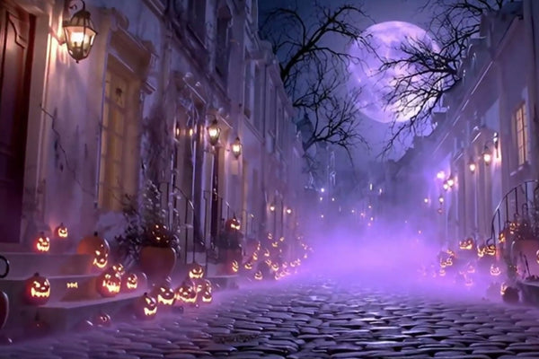 Diamond Painting mit Halloween-Gasse, Kürbislaternen, violettem Nebel und historischen Häuserfassaden bei Nacht.
