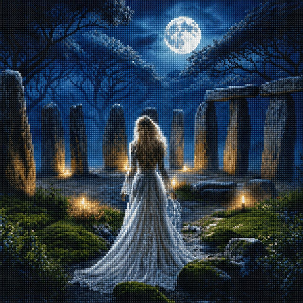 Diamond Painting mit Geisterfrau im weißen Kleid, Vollmond, Stonehenge, Nebel und Kerzen. Mockup.