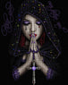 Diamond Painting einer betenden Frau mit schwarzer Kapuze, violettem Rosenkranz und Kreuz. Mockup.