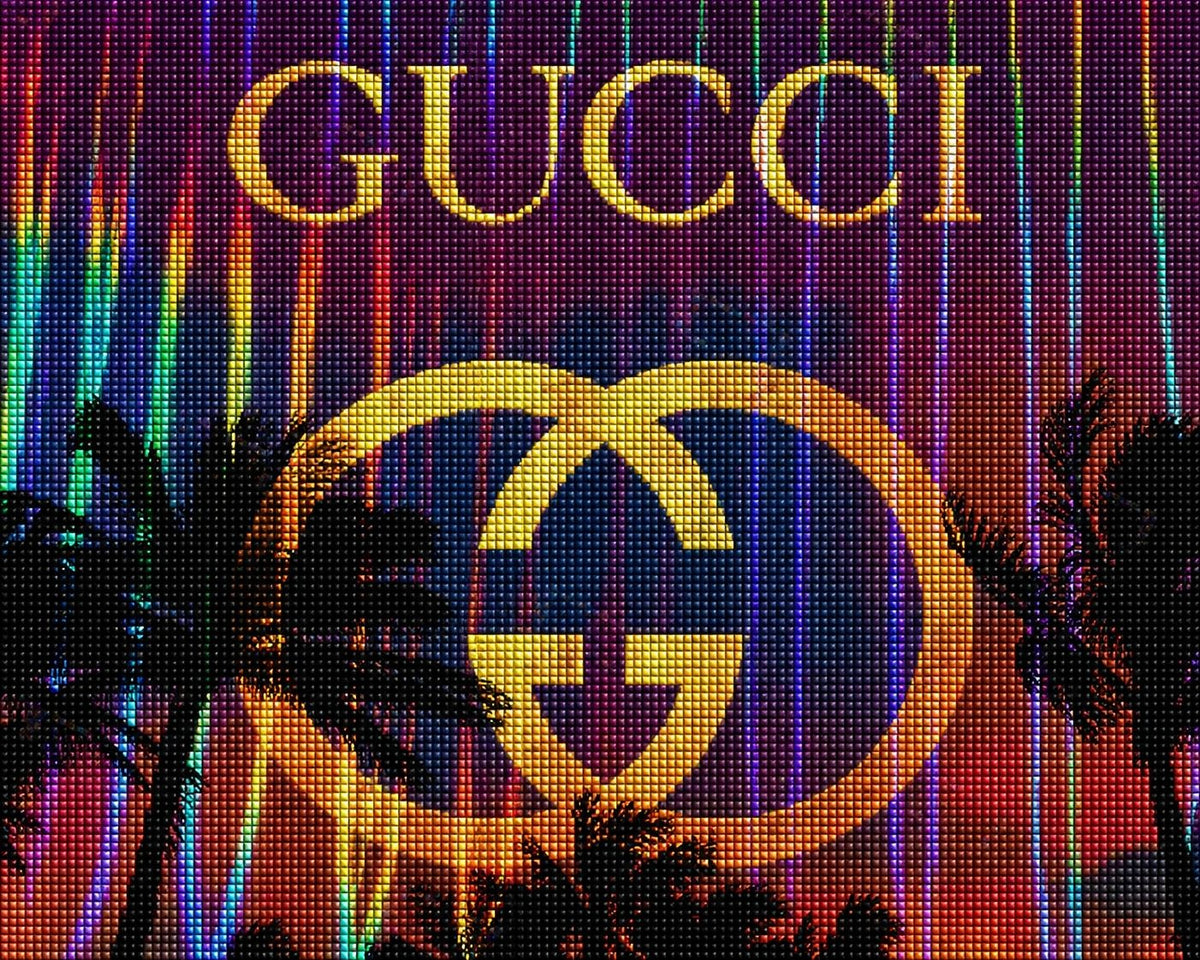 Diamond Painting mit Gucci-Schriftzug, Doppel-G-Logo, Federn und bunten Lichtstreifen auf dunklem Hintergrund. Mockup.