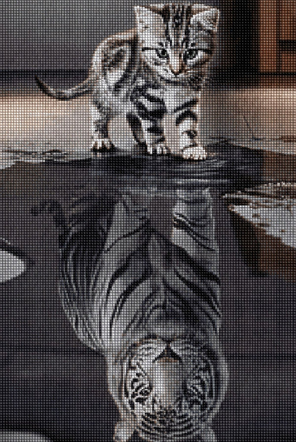 Diamond Painting einer kleinen Katze, die in eine Pfütze blickt und darin einen Tiger als Spiegelbild sieht. Mockup.