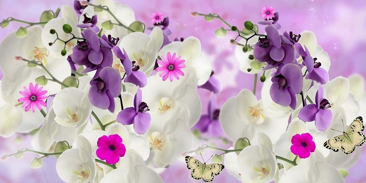 Diamond Painting mit weißen und violetten Orchideen, rosa Blüten und Schmetterlingen auf hellem Fliederhintergrund.
