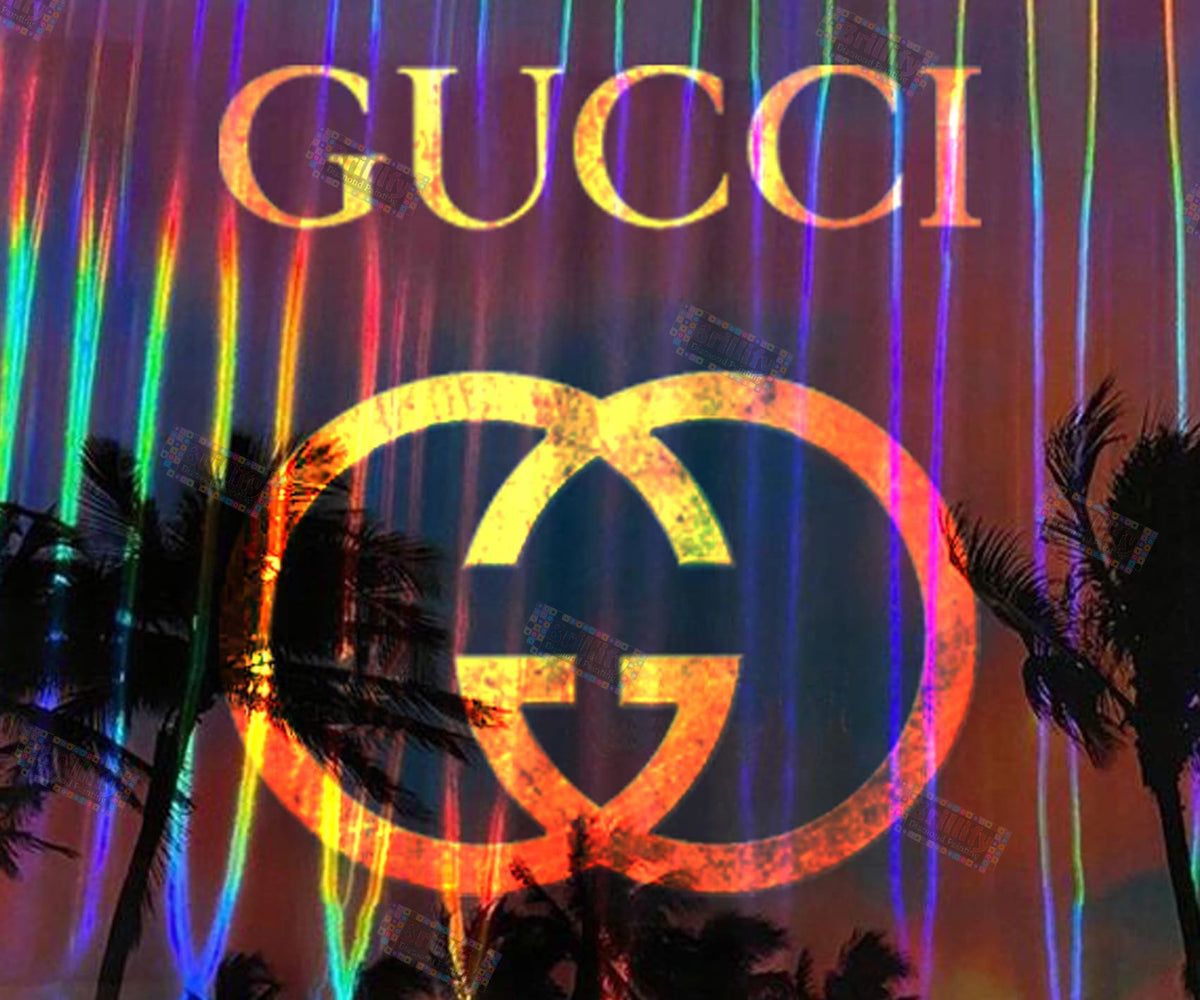 Diamond Painting mit Gucci-Schriftzug, Doppel-G-Logo, Federn und bunten Lichtstreifen auf dunklem Hintergrund.