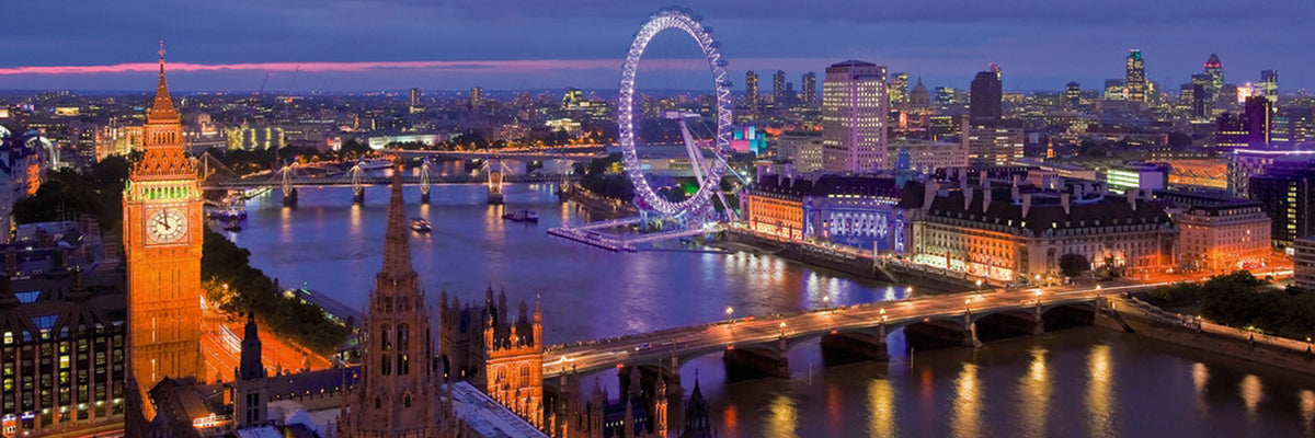 Diamond Painting der Londoner Skyline mit dem London Eye und Brücken bei Nacht in Blau- und Violetttönen. 
